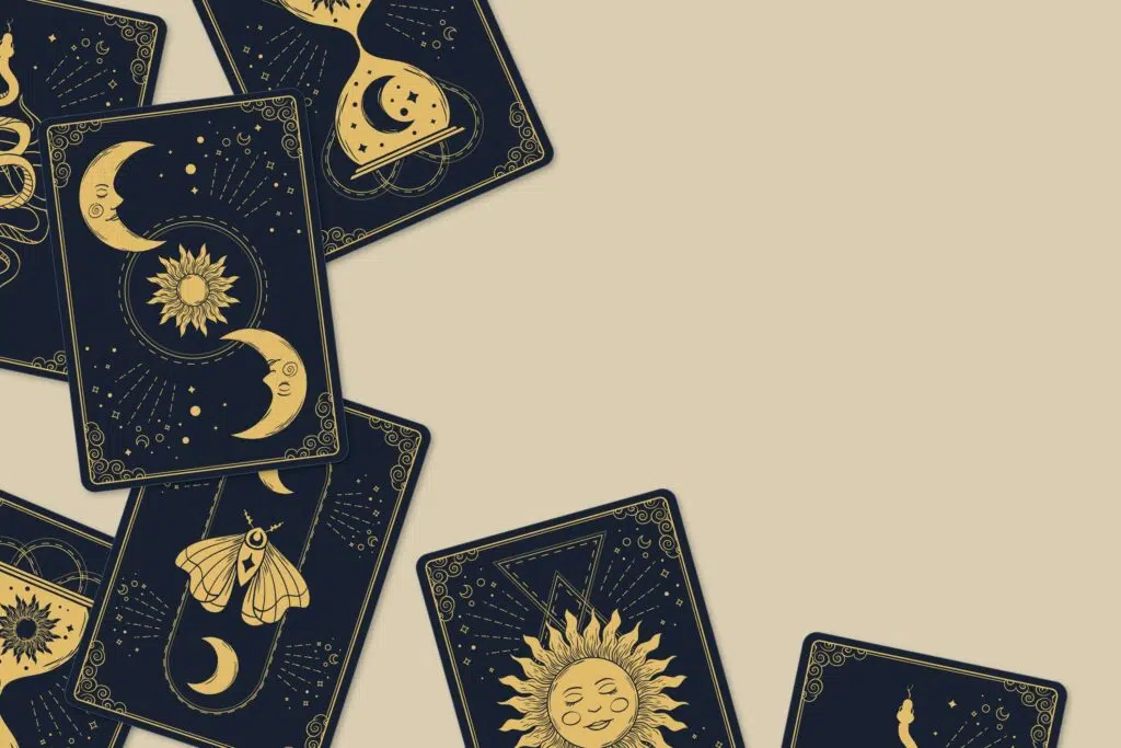 des cartes de tarot sur un fond jaune 