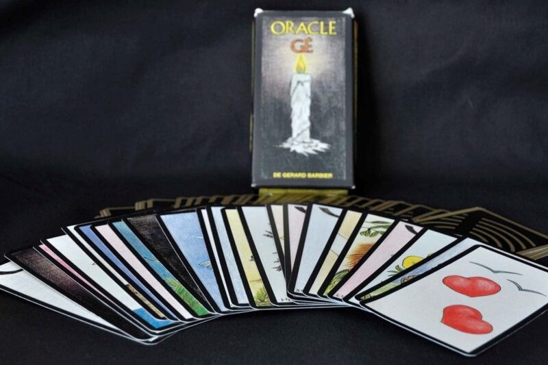 des cartes et une boite oracle gé sur un fond noir